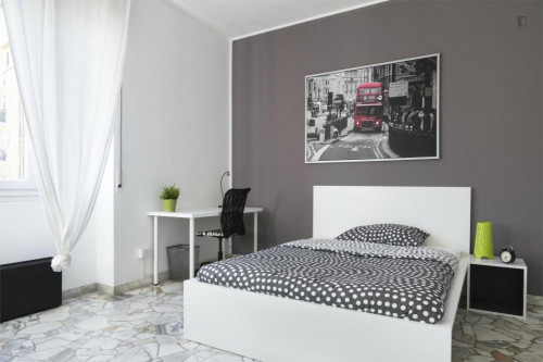 Modern Double Bedroom In A 3-Bedroom Apartment Near Sondrio Metro Station - 2