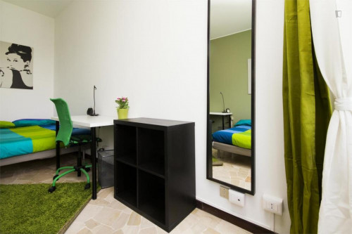  Modern Double Bedroom In A 3-Bedroom Apartment Near Bande Nere Metro Station  -  Modern double bedroom in a 3-bedroom apartment near Bande Nere metro station  - Gallery -  2