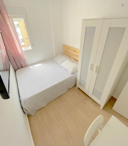  Sunny Room Near Center With Double Bed, WIFI And TV For Students  -  Sunny room near center with double bed, WIFI and TV for students  - Gallery -  1