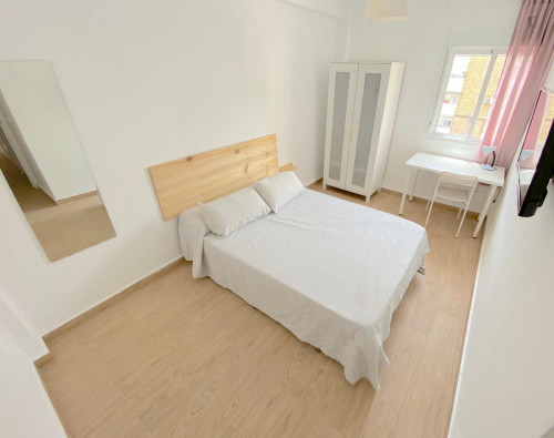  Premium Sunny Room Near Center With Double Bed, WIFI And TV For Students  -  Premium sunny room near center with double bed, WIFI and TV for students  - Gallery -  1