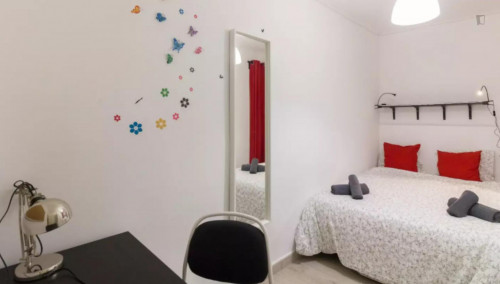  Beautiful Double Bedroom In A 3-Bedroom Apartment Near Santa Eulàlia Metro Station  -  Beautiful double bedroom in a 3-bedroom apartment near Santa Eulàlia metro station  - Gallery -  1