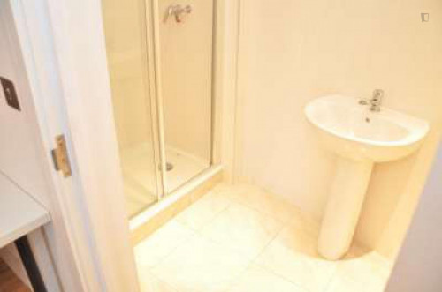 Cosy Twin Ensuite Bedroom In A 3-Bedroom Flat In The Limehouse Area  -  Cosy twin ensuite bedroom in a 3-bedroom flat in the Limehouse area  - Gallery -  1