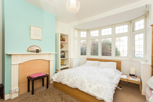 Spacious Double Bedroom Located Near Clayhall Park - 2