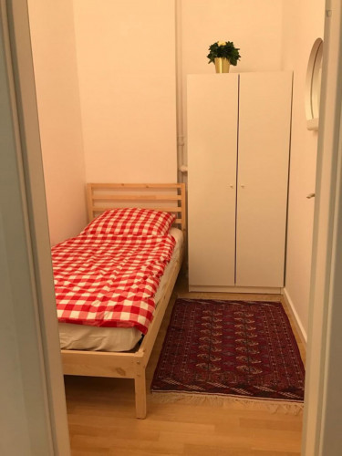  Snug Bedroom Near The Julius-Leber-Brücke Station  -  Snug bedroom near the Julius-Leber-Brücke station  - Gallery -  1