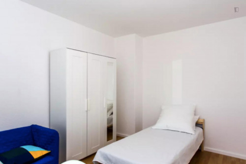 Cozy Single Bedroom In A 4-Bedroom Apartment Near Betriebsbahnhof Berlin-Schöneweide Train Station - 1