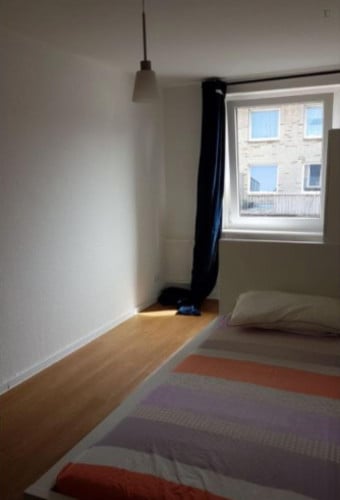 Cozy Single Bedroom In A 3-Bedroom Apartment Near U Hagenbecks Tierpark Metro Station - 1