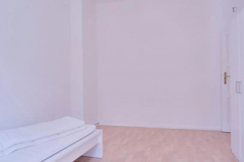 Cool Single Bedroom In A 3-Bedroom Apartment Near U Grenzallee (Berlin) Transport Stop - 1