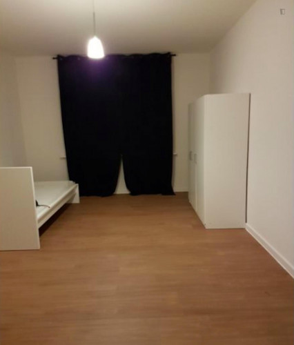 Amazing Single Bedroom In A 3-Bedroom Apartment Near Stellingen Train Station - 2
