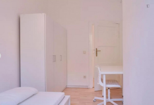 Bright Single Bedroom In A 3-Bedroom Apartment Near U Grenzallee (Berlin) Transport Stop - 1