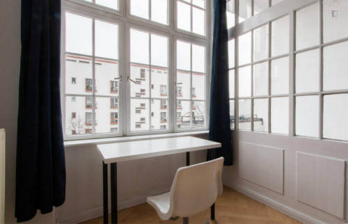 Vintage And Wide Room With Enclosed Balcony In 6-Bedroom Apartment In Westend - 1