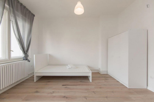 Single Bedroom With Balcony In 3-Bedroom Apartment - 2